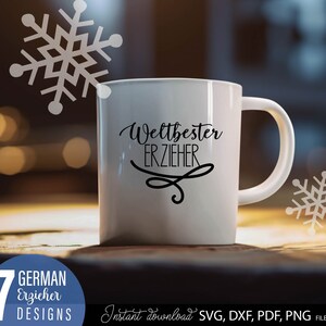 Erzieher SVG Bundle mit liebevollen deutschen Sprüchen wie „Bester Erzieher“, „Erzieher mit Herz“ und „Mit Freude wachsen“. Elegante und moderne Schriftzüge mit Herz-Elementen, ideal als Dankeschön für Erzieher im Kindergarten oder in der Kita. Perfekt geeignet für DIY Projekte wie Tassen, Shirts oder personalisierte Geschenke für Abschied, Weihnachten oder Wertschätzung im pädagogischen Bereich.