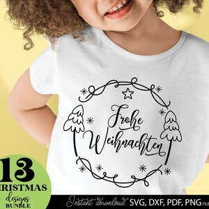 Handgezeichnetes Weihnachtsdesign mit personalisierbaren Frohe Weihnachten Ornamenten in verschiedenen Varianten, inklusive Tannenbäumen, Sternen und dekorativen Elementen für festliche Tischdekoration, Geschenkanhänger und saisonale Bastelprojekte, geeignet für DIY-Projekte, Scrapbooking, Partydeko und personalisierte Geschenke. Jedes Motiv ist liebevoll illustriert und einfach anpassbar, um individuellen Namen oder Botschaften hinzuzufügen, perfekt für traditionelle.