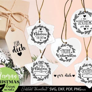 Sammlung aus sieben personalisierbaren Weihnachtsdesigns mit Tannenkränzen, Nikolaus Grüßen, Geschenkanhängern und festlichen Weihnachtsbotschaften. Die Motive zeigen dekorative Kränze aus Tannenzweigen, Herzen, Sterne, Schleifen und klassische Schriftzüge wie „Vom Nikolaus für dich“, „Ein Geschenk für dich“ und „Frohe Weihnachten“. Die elegante schwarzweiße Gestaltung verbindet moderne Handlettering Elemente mit traditioneller Weihnachtsoptik und eignet sich für Geschenke, Verpackungen.