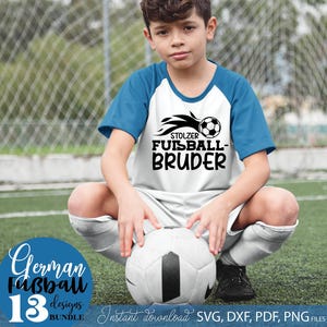 Fußball SVG Bundle mit deutschen Sprüchen für die ganze Familie wie „Stolzer Fußball Papa“, „Fußball Mama“, „Opa“, „Bruder“ und „Schwester“. Enthält sportliche Designs mit Fußball Motiven, Flammen, Pokalen und Team Sprüchen. Perfekt geeignet für DIY Projekte wie T-Shirts, Hoodies, Fan Kleidung oder Geschenke für Fußballfans, Familien und Vereinsmitglieder.