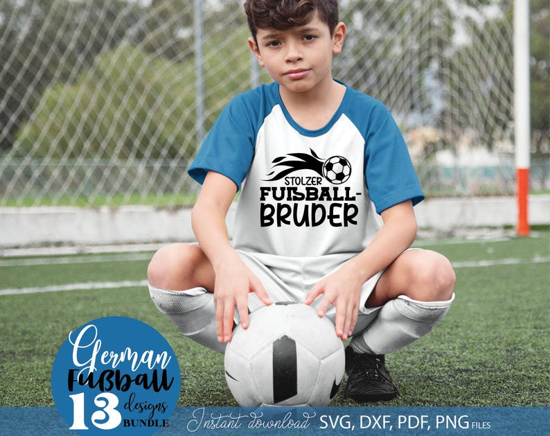 Fußball SVG Bundle mit deutschen Sprüchen für die ganze Familie wie „Stolzer Fußball Papa“, „Fußball Mama“, „Opa“, „Bruder“ und „Schwester“. Enthält sportliche Designs mit Fußball Motiven, Flammen, Pokalen und Team Sprüchen. Perfekt geeignet für DIY Projekte wie T-Shirts, Hoodies, Fan Kleidung oder Geschenke für Fußballfans, Familien und Vereinsmitglieder.