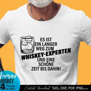 Whiskey SVG Bundle mit 13 humorvollen Spruch Designs rund um Whiskey Genuss und Lifestyle. Moderne Typografie kombiniert mit Gläsern, Flaschen und dekorativen Elementen verleiht jedem Motiv einen stilvollen und witzigen Charakter. Schwarz weiß Design sorgt für vielseitige Einsatzmöglichkeiten auf T Shirts, Hoodies, Bar Dekorationen und Geschenken. Perfekt für Whiskey Fans, Männergeschenke und kreative DIY Projekte mit Plotter oder Druck.