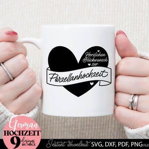 Set aus neun personalisierbaren Hochzeitsjubiläum Designs mit Herzmotiv und Schriftzug „Herzlichen Glückwunsch zur Hochzeit“. Enthält verschiedene Jubiläen wie Papierhochzeit, Silberhochzeit, Goldene Hochzeit, Diamanten Hochzeit, Rubinhochzeit und mehr. Modernes Design geeignet für Kissen, Poster, Geschenke und DIY Projekte. Die Vorlage bietet Platz für Namen und Datum und ist ideal als persönliches Geschenk für Paare im deutschsprachigen Raum.