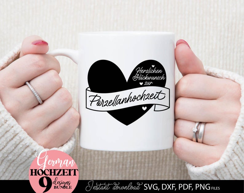 Set aus neun personalisierbaren Hochzeitsjubiläum Designs mit Herzmotiv und Schriftzug „Herzlichen Glückwunsch zur Hochzeit“. Enthält verschiedene Jubiläen wie Papierhochzeit, Silberhochzeit, Goldene Hochzeit, Diamanten Hochzeit, Rubinhochzeit und mehr. Modernes Design geeignet für Kissen, Poster, Geschenke und DIY Projekte. Die Vorlage bietet Platz für Namen und Datum und ist ideal als persönliches Geschenk für Paare im deutschsprachigen Raum.