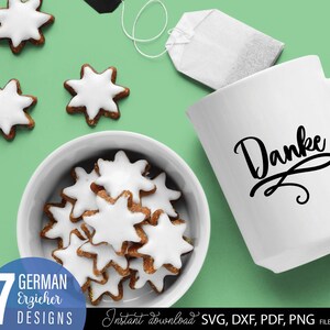 Erzieher SVG Bundle mit liebevollen deutschen Sprüchen wie „Bester Erzieher“, „Erzieher mit Herz“ und „Mit Freude wachsen“. Elegante und moderne Schriftzüge mit Herz-Elementen, ideal als Dankeschön für Erzieher im Kindergarten oder in der Kita. Perfekt geeignet für DIY Projekte wie Tassen, Shirts oder personalisierte Geschenke für Abschied, Weihnachten oder Wertschätzung im pädagogischen Bereich.