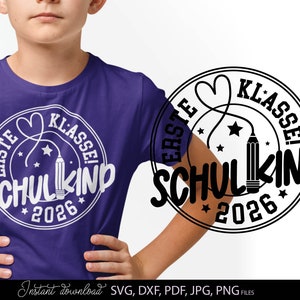 Puede incluir: Una camiseta morada con un diseño blanco que dice "ERSTE KLASSE! SCHULKIND 2026" alrededor de un lápiz y un corazón. Las palabras "Instant download SVG, DXF, PDF, JPG, PNG FILES" están en la parte inferior.