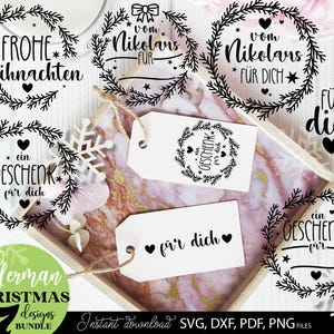 Sammlung aus sieben personalisierbaren Weihnachtsdesigns mit Tannenkränzen, Nikolaus Grüßen, Geschenkanhängern und festlichen Weihnachtsbotschaften. Die Motive zeigen dekorative Kränze aus Tannenzweigen, Herzen, Sterne, Schleifen und klassische Schriftzüge wie „Vom Nikolaus für dich“, „Ein Geschenk für dich“ und „Frohe Weihnachten“. Die elegante schwarzweiße Gestaltung verbindet moderne Handlettering Elemente mit traditioneller Weihnachtsoptik und eignet sich für Geschenke, Verpackungen.