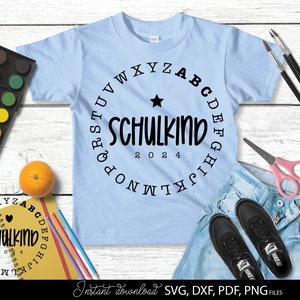 Modernes Schulkind SVG Bundle mit minimalistischen Typografie Designs für Einschulung und Schulstart. Die Motive zeigen den Schriftzug Schulkind mit Jahreszahlen 2024 bis 2027 in Kombination mit kreisförmig angeordnetem Alphabet sowie Stern und Herz Symbolen. Die klaren schwarz weißen Designs wirken modern und kindgerecht zugleich. Ideal für Einschulung Shirts Schultüten Schulstart Deko Kindergeschenke Tassen Taschen Poster und kreative DIY Projekte für Jungen und Mädchen zum ersten Schultag.