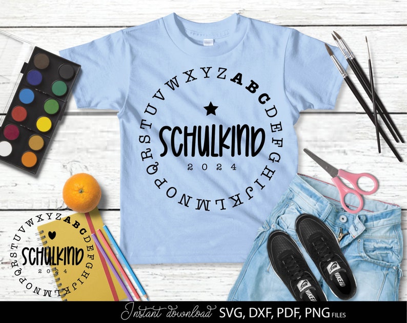Modernes Schulkind SVG Bundle mit minimalistischen Typografie Designs für Einschulung und Schulstart. Die Motive zeigen den Schriftzug Schulkind mit Jahreszahlen 2024 bis 2027 in Kombination mit kreisförmig angeordnetem Alphabet sowie Stern und Herz Symbolen. Die klaren schwarz weißen Designs wirken modern und kindgerecht zugleich. Ideal für Einschulung Shirts Schultüten Schulstart Deko Kindergeschenke Tassen Taschen Poster und kreative DIY Projekte für Jungen und Mädchen zum ersten Schultag.