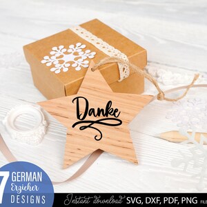 Erzieher SVG Bundle mit liebevollen deutschen Sprüchen wie „Bester Erzieher“, „Erzieher mit Herz“ und „Mit Freude wachsen“. Elegante und moderne Schriftzüge mit Herz-Elementen, ideal als Dankeschön für Erzieher im Kindergarten oder in der Kita. Perfekt geeignet für DIY Projekte wie Tassen, Shirts oder personalisierte Geschenke für Abschied, Weihnachten oder Wertschätzung im pädagogischen Bereich.