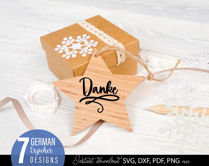 Erzieher SVG Bundle mit liebevollen deutschen Sprüchen wie „Bester Erzieher“, „Erzieher mit Herz“ und „Mit Freude wachsen“. Elegante und moderne Schriftzüge mit Herz-Elementen, ideal als Dankeschön für Erzieher im Kindergarten oder in der Kita. Perfekt geeignet für DIY Projekte wie Tassen, Shirts oder personalisierte Geschenke für Abschied, Weihnachten oder Wertschätzung im pädagogischen Bereich.