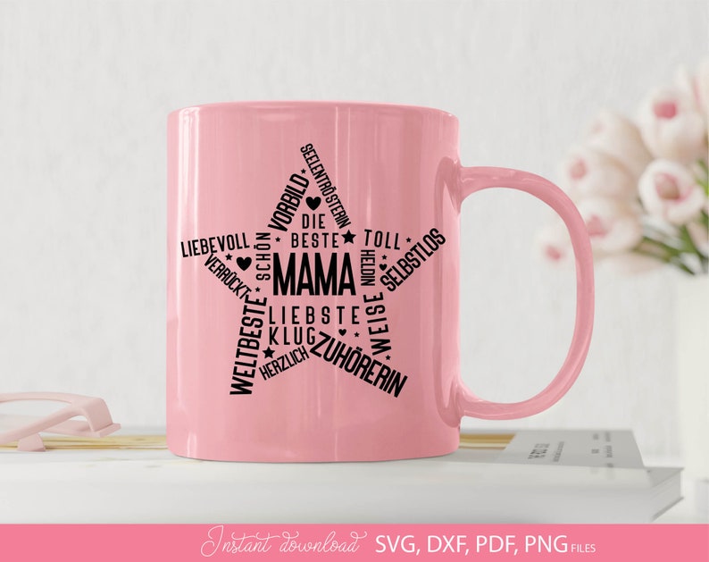 Typografisches Herz Design mit deutschen Worten rund um Mama wie beste Mama, liebevoll, Familie, Zuhörerin und Heldin. Das Motiv ist in Herzform gestaltet und eignet sich ideal für kreative Projekte wie T-Shirts, Geschenke zum Muttertag oder persönliche DIY Dekorationen. Die Kombination aus modernen Schriftarten und liebevollen Begriffen macht dieses Design perfekt, um Wertschätzung und Liebe zur Mutter stilvoll auszudrücken.