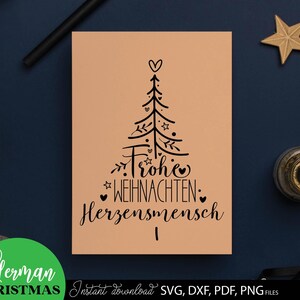 Liebevoll gestaltetes Weihnachtsdesign mit eleganter Schleife, Sternen und Tannenzweigen, perfekt für personalisierte Geschenke, Tischdekorationen, Karten und kreative Bastelprojekte. Individuell anpassbar für Namen oder Initialen, um eine festliche Stimmung zu schaffen. Die grafischen Elemente ermöglichen vielseitige Anwendungen in DIY-Projekten, Scrapbooking, Geschenkanhängern oder Weihnachtskarten und bieten eine charmante, handwerkliche Gestaltungsmöglichkeit für Familien.