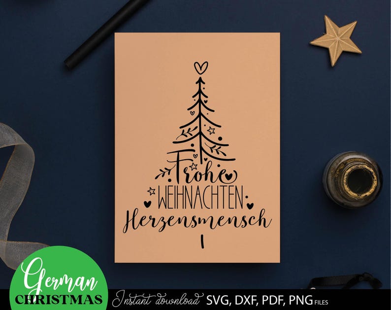 Liebevoll gestaltetes Weihnachtsdesign mit eleganter Schleife, Sternen und Tannenzweigen, perfekt für personalisierte Geschenke, Tischdekorationen, Karten und kreative Bastelprojekte. Individuell anpassbar für Namen oder Initialen, um eine festliche Stimmung zu schaffen. Die grafischen Elemente ermöglichen vielseitige Anwendungen in DIY-Projekten, Scrapbooking, Geschenkanhängern oder Weihnachtskarten und bieten eine charmante, handwerkliche Gestaltungsmöglichkeit für Familien.