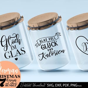 Großes Weihnachts SVG Bundle mit stilisierten Backmotiven, festlichen Sprüchen und modernen Weihnachtsbäckerei Designs in eleganter handgeschriebener Typografie. Enthalten sind kreative deutsche Texte wie „Glas voll Glück und Kalorien“, „Aus der Weihnachts Bäckerei“, „Plätzchenzeit“, „Süße Grüße“ und „Weihnachts Kalorien zählen nicht“. Die winterlichen Designs mit Keksen, Backrollen, Sternen und Weihnachtsbäumen eignen sich für personalisierte Geschenkgläser, Backmischungen, Keksdosen, Küchen.