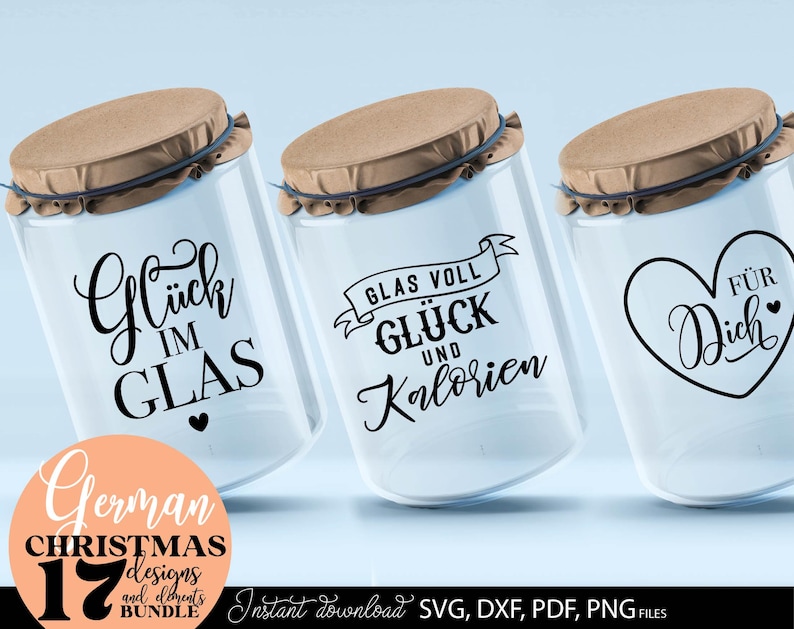 Großes Weihnachts SVG Bundle mit stilisierten Backmotiven, festlichen Sprüchen und modernen Weihnachtsbäckerei Designs in eleganter handgeschriebener Typografie. Enthalten sind kreative deutsche Texte wie „Glas voll Glück und Kalorien“, „Aus der Weihnachts Bäckerei“, „Plätzchenzeit“, „Süße Grüße“ und „Weihnachts Kalorien zählen nicht“. Die winterlichen Designs mit Keksen, Backrollen, Sternen und Weihnachtsbäumen eignen sich für personalisierte Geschenkgläser, Backmischungen, Keksdosen, Küchen.