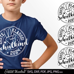Einschulung Design für Schulkind 2026 mit dem Schriftzug Erste Klasse Schulkind in einem runden Layout. Das Motiv zeigt eine Hand mit Siegeszeichen und kombiniert moderne Typografie mit dekorativen Elementen. Ideal geeignet für T Shirts zum Schulanfang, Einschulung Geschenke und kreative DIY Projekte. Perfekt für Kinder, die ihren ersten Schultag feiern und ein besonderes Erinnerungsstück gestalten möchten.