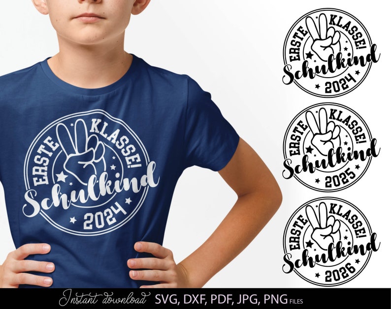 Einschulung Design für Schulkind 2026 mit dem Schriftzug Erste Klasse Schulkind in einem runden Layout. Das Motiv zeigt eine Hand mit Siegeszeichen und kombiniert moderne Typografie mit dekorativen Elementen. Ideal geeignet für T Shirts zum Schulanfang, Einschulung Geschenke und kreative DIY Projekte. Perfekt für Kinder, die ihren ersten Schultag feiern und ein besonderes Erinnerungsstück gestalten möchten.