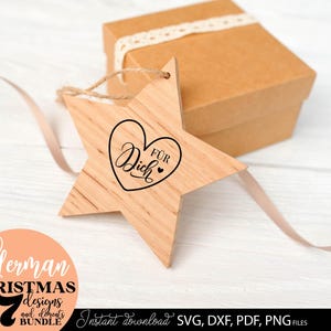 Großes Weihnachts SVG Bundle mit stilisierten Backmotiven, festlichen Sprüchen und modernen Weihnachtsbäckerei Designs in eleganter handgeschriebener Typografie. Enthalten sind kreative deutsche Texte wie „Glas voll Glück und Kalorien“, „Aus der Weihnachts Bäckerei“, „Plätzchenzeit“, „Süße Grüße“ und „Weihnachts Kalorien zählen nicht“. Die winterlichen Designs mit Keksen, Backrollen, Sternen und Weihnachtsbäumen eignen sich für personalisierte Geschenkgläser, Backmischungen, Keksdosen, Küchen.