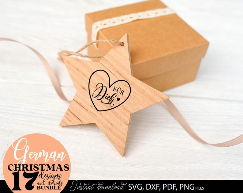 Großes Weihnachts SVG Bundle mit stilisierten Backmotiven, festlichen Sprüchen und modernen Weihnachtsbäckerei Designs in eleganter handgeschriebener Typografie. Enthalten sind kreative deutsche Texte wie „Glas voll Glück und Kalorien“, „Aus der Weihnachts Bäckerei“, „Plätzchenzeit“, „Süße Grüße“ und „Weihnachts Kalorien zählen nicht“. Die winterlichen Designs mit Keksen, Backrollen, Sternen und Weihnachtsbäumen eignen sich für personalisierte Geschenkgläser, Backmischungen, Keksdosen, Küchen.
