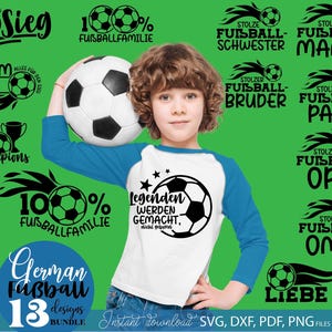 Fußball SVG Bundle mit deutschen Sprüchen für die ganze Familie wie „Stolzer Fußball Papa“, „Fußball Mama“, „Opa“, „Bruder“ und „Schwester“. Enthält sportliche Designs mit Fußball Motiven, Flammen, Pokalen und Team Sprüchen. Perfekt geeignet für DIY Projekte wie T-Shirts, Hoodies, Fan Kleidung oder Geschenke für Fußballfans, Familien und Vereinsmitglieder.