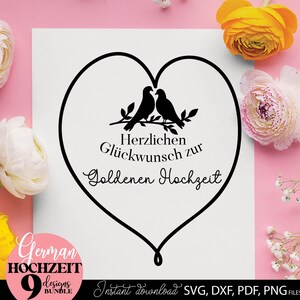 Set aus neun eleganten Herz Designs mit Vögel Motiv und Schriftzug „Herzlichen Glückwunsch zur Hochzeit“ für verschiedene Hochzeitsjubiläen wie Papierhochzeit, Silberhochzeit, Goldene Hochzeit, Diamanten Hochzeit und mehr. Die romantischen Motive eignen sich ideal für Geschenke, Karten, Kissen, Wanddeko und kreative DIY Projekte. Klare Linien, moderne Typografie und liebevolle Details machen diese Designs perfekt für Paare und besondere Jubiläumsanlässe im deutschsprachigen Raum.