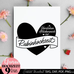 Set aus neun personalisierbaren Hochzeitsjubiläum Designs mit Herzmotiv und Schriftzug „Herzlichen Glückwunsch zur Hochzeit“. Enthält verschiedene Jubiläen wie Papierhochzeit, Silberhochzeit, Goldene Hochzeit, Diamanten Hochzeit, Rubinhochzeit und mehr. Modernes Design geeignet für Kissen, Poster, Geschenke und DIY Projekte. Die Vorlage bietet Platz für Namen und Datum und ist ideal als persönliches Geschenk für Paare im deutschsprachigen Raum.