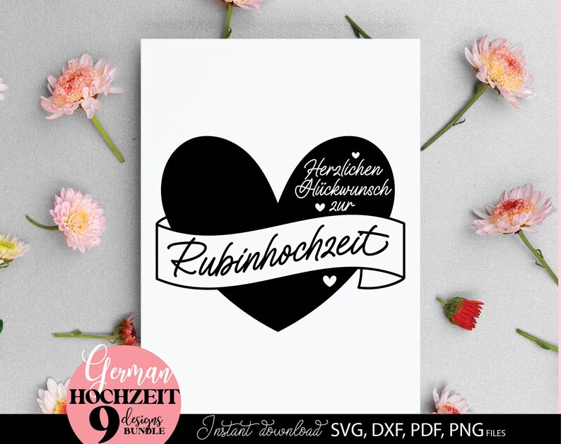 Set aus neun personalisierbaren Hochzeitsjubiläum Designs mit Herzmotiv und Schriftzug „Herzlichen Glückwunsch zur Hochzeit“. Enthält verschiedene Jubiläen wie Papierhochzeit, Silberhochzeit, Goldene Hochzeit, Diamanten Hochzeit, Rubinhochzeit und mehr. Modernes Design geeignet für Kissen, Poster, Geschenke und DIY Projekte. Die Vorlage bietet Platz für Namen und Datum und ist ideal als persönliches Geschenk für Paare im deutschsprachigen Raum.