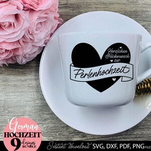Set aus neun personalisierbaren Hochzeitsjubiläum Designs mit Herzmotiv und Schriftzug „Herzlichen Glückwunsch zur Hochzeit“. Enthält verschiedene Jubiläen wie Papierhochzeit, Silberhochzeit, Goldene Hochzeit, Diamanten Hochzeit, Rubinhochzeit und mehr. Modernes Design geeignet für Kissen, Poster, Geschenke und DIY Projekte. Die Vorlage bietet Platz für Namen und Datum und ist ideal als persönliches Geschenk für Paare im deutschsprachigen Raum.