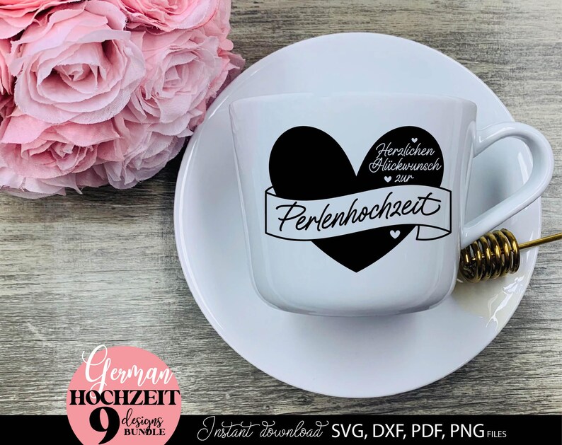 Set aus neun personalisierbaren Hochzeitsjubiläum Designs mit Herzmotiv und Schriftzug „Herzlichen Glückwunsch zur Hochzeit“. Enthält verschiedene Jubiläen wie Papierhochzeit, Silberhochzeit, Goldene Hochzeit, Diamanten Hochzeit, Rubinhochzeit und mehr. Modernes Design geeignet für Kissen, Poster, Geschenke und DIY Projekte. Die Vorlage bietet Platz für Namen und Datum und ist ideal als persönliches Geschenk für Paare im deutschsprachigen Raum.