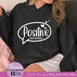 Humorvolles SVG Bundle mit deutschen lustigen Sprüchen und kreativen Typografie Designs für Alltag und gute Laune. Enthält witzige Aussagen wie „Ich bin nicht faul“, „Morgens erst Kaffee“, „Karma regelt das schon“ sowie moderne Schriftzüge mit verspielten Elementen. Perfekt geeignet für DIY Projekte wie Tassen, T-Shirts, Geschenke oder personalisierte Dekoration. Ideal für Plotterarbeiten mit humorvollen, frechen und unterhaltsamen Designs.