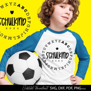 Modernes Schulkind SVG Bundle mit minimalistischen Typografie Designs für Einschulung und Schulstart. Die Motive zeigen den Schriftzug Schulkind mit Jahreszahlen 2024 bis 2027 in Kombination mit kreisförmig angeordnetem Alphabet sowie Stern und Herz Symbolen. Die klaren schwarz weißen Designs wirken modern und kindgerecht zugleich. Ideal für Einschulung Shirts Schultüten Schulstart Deko Kindergeschenke Tassen Taschen Poster und kreative DIY Projekte für Jungen und Mädchen zum ersten Schultag.
