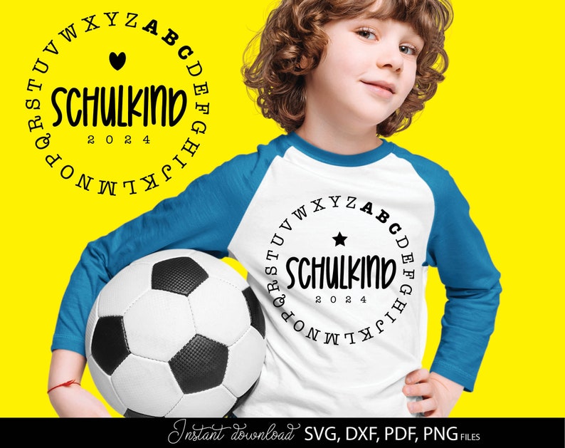 Modernes Schulkind SVG Bundle mit minimalistischen Typografie Designs für Einschulung und Schulstart. Die Motive zeigen den Schriftzug Schulkind mit Jahreszahlen 2024 bis 2027 in Kombination mit kreisförmig angeordnetem Alphabet sowie Stern und Herz Symbolen. Die klaren schwarz weißen Designs wirken modern und kindgerecht zugleich. Ideal für Einschulung Shirts Schultüten Schulstart Deko Kindergeschenke Tassen Taschen Poster und kreative DIY Projekte für Jungen und Mädchen zum ersten Schultag.