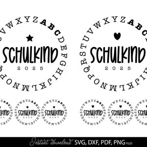以下が含まれることがあります： 「SCHULKIND」の文字と「2025」の年号が、文字の円の中に配置された白黒のデジタルデザイン。星またはハートのシンボルが含まれています。異なる年号の追加デザインも表示されています。
