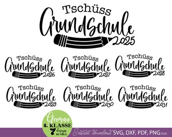 Può includere: Un set di grafiche digitali con il testo nero Tschüss Grundschule, un'illustrazione di una matita e anni che vanno dal 2025 al 2031. Un badge circolare verde in basso include il testo 5. KLASSE 7 designs BUNDLE.