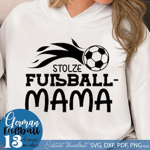 Fußball SVG Bundle mit deutschen Sprüchen für die ganze Familie wie „Stolzer Fußball Papa“, „Fußball Mama“, „Opa“, „Bruder“ und „Schwester“. Enthält sportliche Designs mit Fußball Motiven, Flammen, Pokalen und Team Sprüchen. Perfekt geeignet für DIY Projekte wie T-Shirts, Hoodies, Fan Kleidung oder Geschenke für Fußballfans, Familien und Vereinsmitglieder.