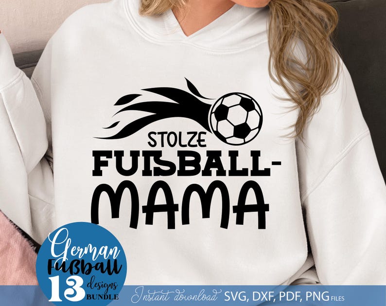 Fußball SVG Bundle mit deutschen Sprüchen für die ganze Familie wie „Stolzer Fußball Papa“, „Fußball Mama“, „Opa“, „Bruder“ und „Schwester“. Enthält sportliche Designs mit Fußball Motiven, Flammen, Pokalen und Team Sprüchen. Perfekt geeignet für DIY Projekte wie T-Shirts, Hoodies, Fan Kleidung oder Geschenke für Fußballfans, Familien und Vereinsmitglieder.