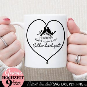 Set aus neun eleganten Herz Designs mit Vögel Motiv und Schriftzug „Herzlichen Glückwunsch zur Hochzeit“ für verschiedene Hochzeitsjubiläen wie Papierhochzeit, Silberhochzeit, Goldene Hochzeit, Diamanten Hochzeit und mehr. Die romantischen Motive eignen sich ideal für Geschenke, Karten, Kissen, Wanddeko und kreative DIY Projekte. Klare Linien, moderne Typografie und liebevolle Details machen diese Designs perfekt für Paare und besondere Jubiläumsanlässe im deutschsprachigen Raum.