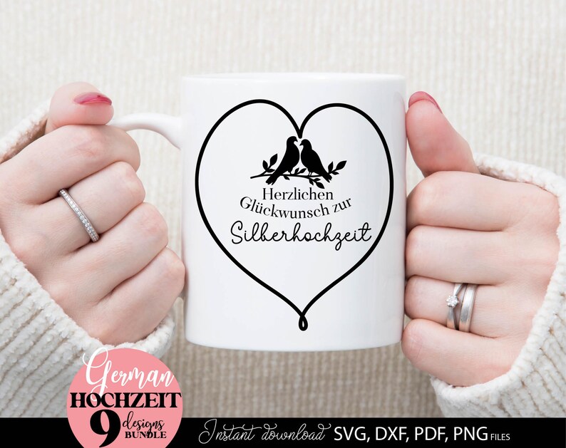 Set aus neun eleganten Herz Designs mit Vögel Motiv und Schriftzug „Herzlichen Glückwunsch zur Hochzeit“ für verschiedene Hochzeitsjubiläen wie Papierhochzeit, Silberhochzeit, Goldene Hochzeit, Diamanten Hochzeit und mehr. Die romantischen Motive eignen sich ideal für Geschenke, Karten, Kissen, Wanddeko und kreative DIY Projekte. Klare Linien, moderne Typografie und liebevolle Details machen diese Designs perfekt für Paare und besondere Jubiläumsanlässe im deutschsprachigen Raum.