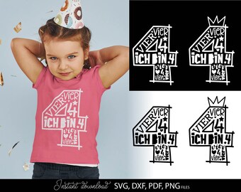 Op de afbeelding: Een roze T-shirt met een wit ontwerp dat "VIERVIER 14 ICH BIN 4" zegt met een ster en een hart. Het ontwerp is een gestileerd nummer vier.