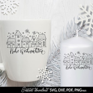 Weiße Tasse und Kerze mit Aufdruck „Frohe Weihnachten“ sowie stilisierten Häusern im Winterlook, dekoriert mit Schneeflocken und winterlichen Zweigen. Das Motiv zeigt eine festliche Weihnachtsstadt mit kleinen Häusern, Dächern voller Schnee und funkelnden Sternen. Perfekt für weihnachtliche Geschenkideen, individuelle Dekoration, Plotten, Bastelarbeiten und DIY Projekte, die eine gemütliche Winteratmosphäre unterstreichen.