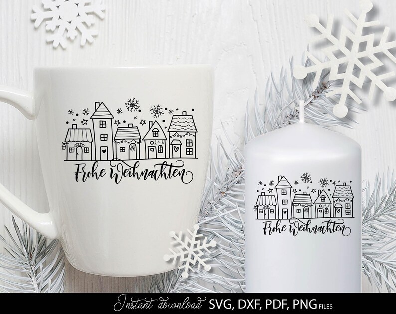 Weiße Tasse und Kerze mit Aufdruck „Frohe Weihnachten“ sowie stilisierten Häusern im Winterlook, dekoriert mit Schneeflocken und winterlichen Zweigen. Das Motiv zeigt eine festliche Weihnachtsstadt mit kleinen Häusern, Dächern voller Schnee und funkelnden Sternen. Perfekt für weihnachtliche Geschenkideen, individuelle Dekoration, Plotten, Bastelarbeiten und DIY Projekte, die eine gemütliche Winteratmosphäre unterstreichen.
