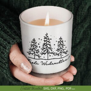 Minimalistisches Weihnachtsmotiv mit drei stilisierten Tannenbäumen, sanft fallenden Schneeflocken und dem handgeschriebenen Schriftzug „Frohe Weihnachten“. Die schlichte Schwarz-Weiß-Illustration verbindet moderne Linienführung mit zeitloser Winterästhetik und eignet sich hervorragend für elegante Weihnachtsdekorationen, festliche Wohnaccessoires, Geschenke und kreative DIY-Projekte. Winterliche Atmosphäre und passt perfekt zu skandinavischen sowie modernen Weihnachtsstilen.