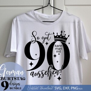 Inspirierendes Design „So gut kann man mit 90 aussehen“ mit Krone und funkelnden Akzenten. Ein elegantes Motiv für ein herausragendes Jubiläum voller Stolz. Ideal für Shirts, Tassen, Poster, Einladungen oder Partydekoration. Dieses Design verleiht jedem Projekt einen besonderen Charakter und bringt die Freude des hohen Alters stilvoll zum Ausdruck.