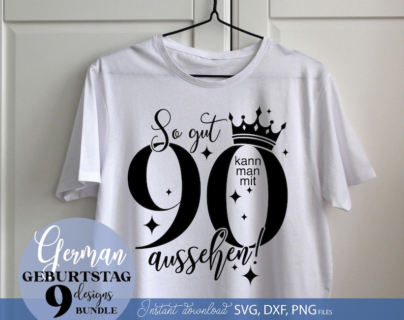 Inspirierendes Design „So gut kann man mit 90 aussehen“ mit Krone und funkelnden Akzenten. Ein elegantes Motiv für ein herausragendes Jubiläum voller Stolz. Ideal für Shirts, Tassen, Poster, Einladungen oder Partydekoration. Dieses Design verleiht jedem Projekt einen besonderen Charakter und bringt die Freude des hohen Alters stilvoll zum Ausdruck.
