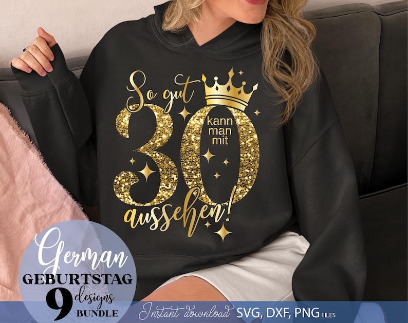 Gold Glittered Stilvolles Geburtstagsmotiv „So gut kann man mit 30 aussehen“ mit Krone und Glitzereffekt, das die Dreißiger elegant feiert. Perfekt für Shirts, Tassen, Poster oder Einladungskarten. Ein hochwertiges Design für Menschen, die ihren runden Geburtstag mit einem Hauch Luxus und Humor unterstreichen möchten. Besonders geeignet für DIY Projekte und kreative Geschenkideen.