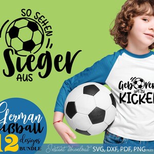 Fußball Spruch „Geboren, um zu kicken“. Eine großartige Datei für Cricut, Silhouette, Shirts, Hoodies, Turnbeutel oder Poster. Perfekt für Kinder, Jugendliche und Erwachsene, die Fußball lieben. Dieses sportliche Design ist erhältlich als SVG, PNG, PDF und JPG und eignet sich für DIY-Geschenke, Sportevents oder Fanartikel.