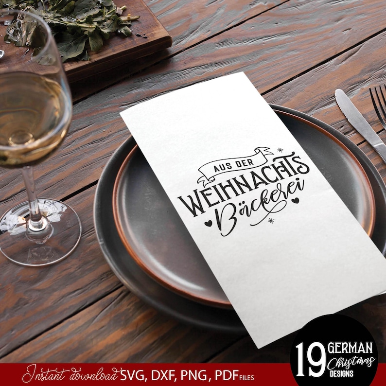 Großes Bundle mit personalisierbaren Weihnachts SVG Designs rund um Plätzchen, Weihnachtsbäckerei und festliche DIY Geschenkideen im modernen handgeschriebenen Stil. Enthalten sind kreative deutsche Sprüche wie „Aus der Weihnachts Bäckerei“, „Plätzchen Zauber“, „Cookies Backmischung“, „Zutaten viel Liebe“ und „Mit Liebe gebacken“. Die stilisierten Weihnachtsmotive eignen sich perfekt für Keksdosen, Backmischungen im Glas, Geschenkverpackungen, Kerzen Tattoos, Schürzen, Küchen Deko.