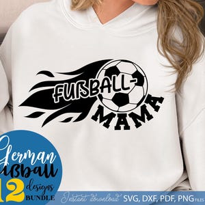 Stylisches Design „Fußball Mama“ mit Ball und Flammen. Perfekte Datei für Cricut, Silhouette, T-Shirts, Hoodies, Tassen oder Taschen. Ein ideales Geschenk für stolze Fußballmütter, die ihre Kinder beim Spiel unterstützen. Diese Datei ist erhältlich als SVG, PNG, PDF und JPG für vielfältige DIY-Projekte und kreative Geschenkideen