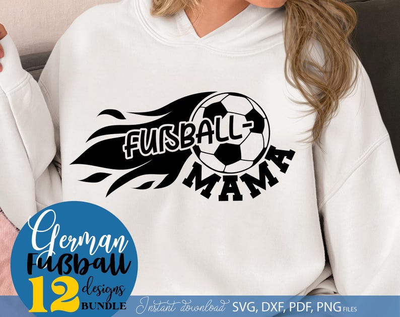 Stylisches Design „Fußball Mama“ mit Ball und Flammen. Perfekte Datei für Cricut, Silhouette, T-Shirts, Hoodies, Tassen oder Taschen. Ein ideales Geschenk für stolze Fußballmütter, die ihre Kinder beim Spiel unterstützen. Diese Datei ist erhältlich als SVG, PNG, PDF und JPG für vielfältige DIY-Projekte und kreative Geschenkideen